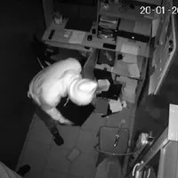 Un bărbat a furat un seif dintr-un mall Foto: captură camere de supraveghere