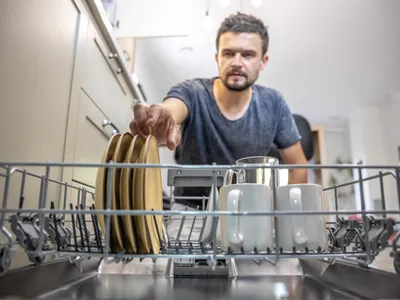 Ce articole de bucătărie nu ar trebui să pui niciodată în mașina de spălat vase. Își pot pierde culoarea - Foto: Freepik (Imagine cu rol ilustrativ)