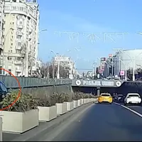 Mașina care circula pe contrasens la intrarea pe Pasajul Unirii - Foto: Captură