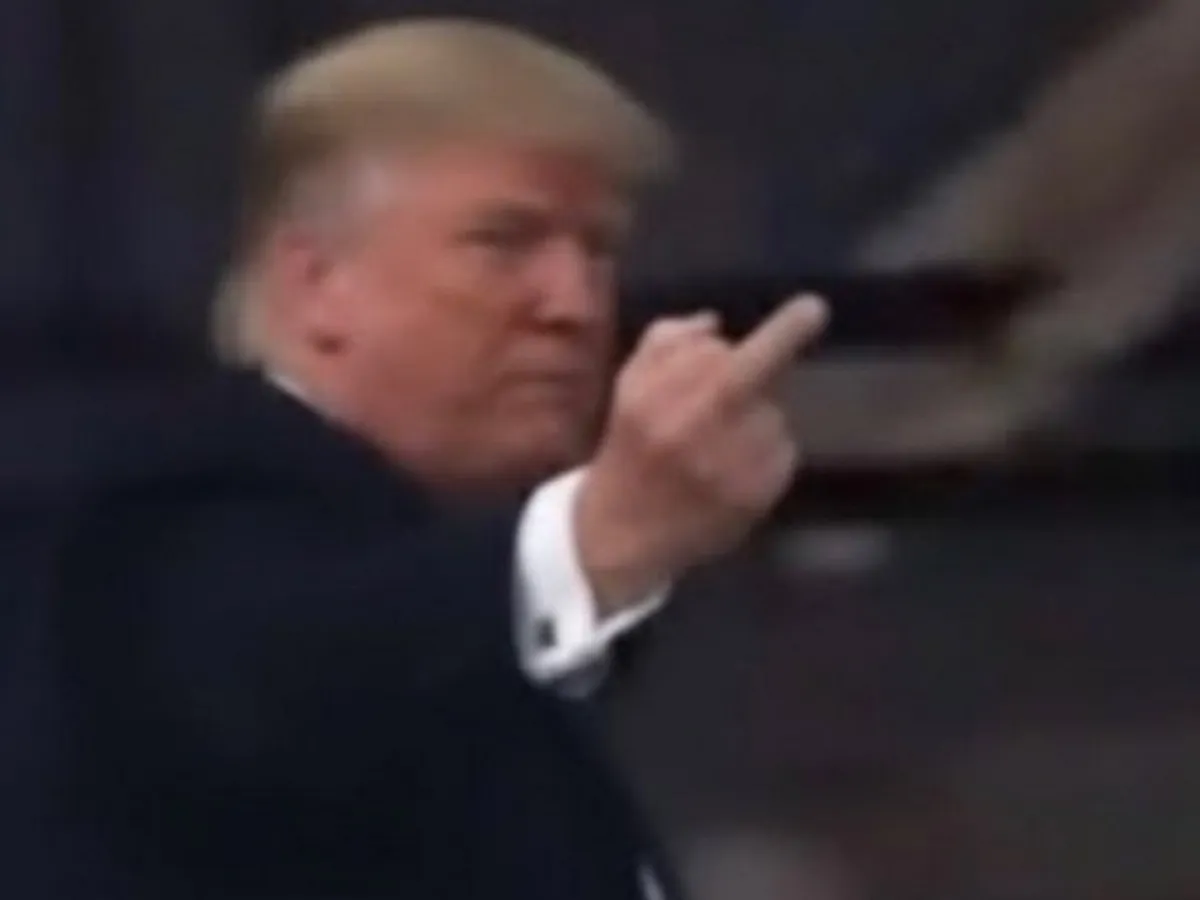 VIDEO Reacție plină de „diplomație”. Trump i-a arătat „degetul” unui contestatar. Casa Albă: „Adecvat”
