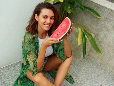 Femeie cu pepene - Foto: Magnific (Imagine cu rol ilustrativ)