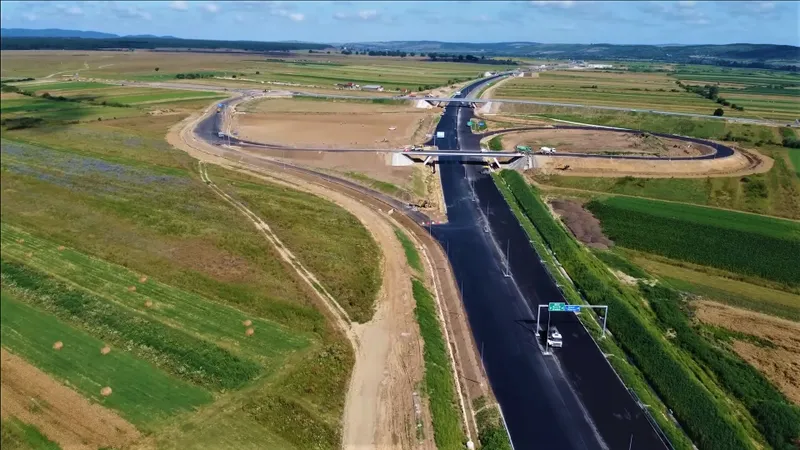 România atinge mult visata bornă de 1.000 km de autostradă cu un ciot izolat în câmp - Foto: Facebook/Asociația Pro Infrastructură