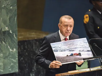 ȘANTAJ  EMOȚIONAL  Recep Tayyip Erdoğan (foto sus) a mers la ONU cu fotografia copilului de imigranți, care s-a înecat în  Marea Mediterană - Foto: Getty Images