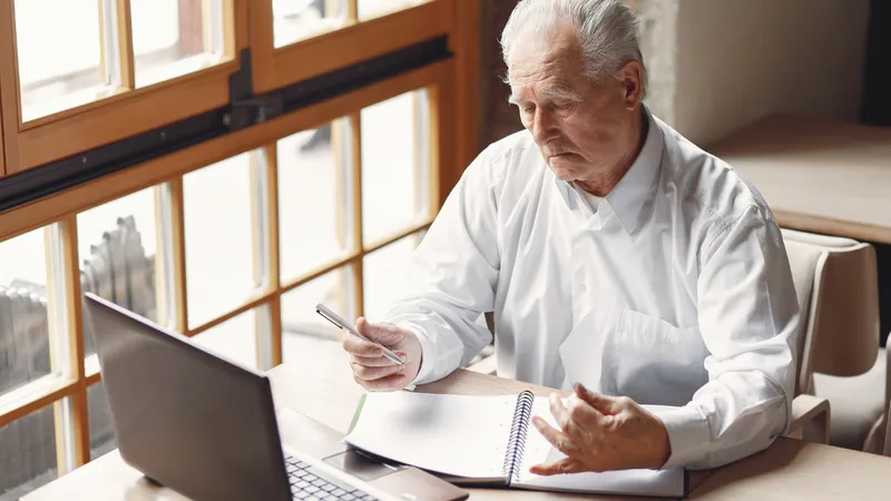 Care pensionari nu iau ajutorul de 400 lei la pensie în aprilie, deși au pensie sub 2.540 lei? Foto: Freepik (fotografie cu caracter ilustrativ)