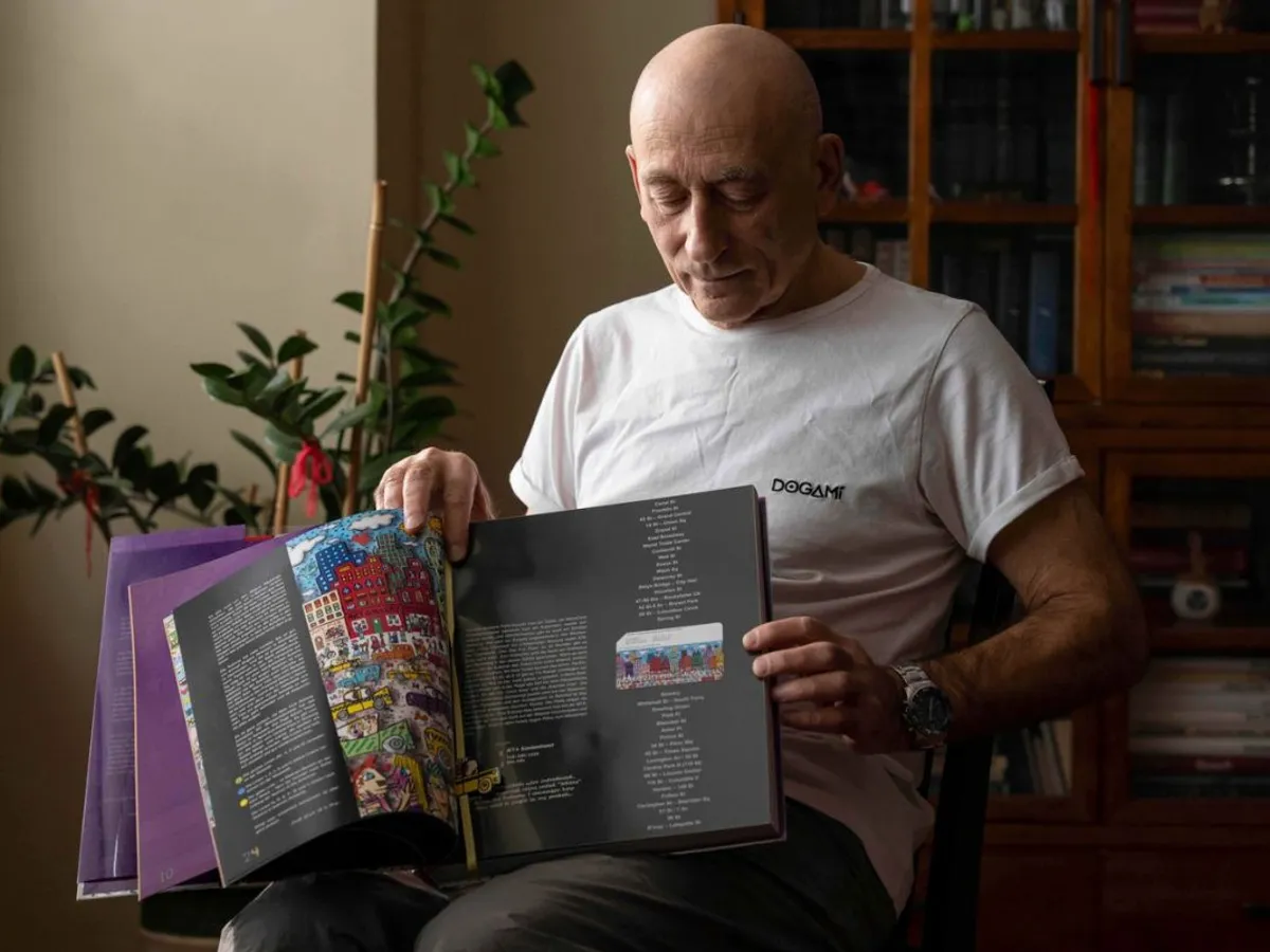 Lev Radin, un colecţionar de MetroCard-uri, îşi prezintă colecţia - Foto: Profimedia Images