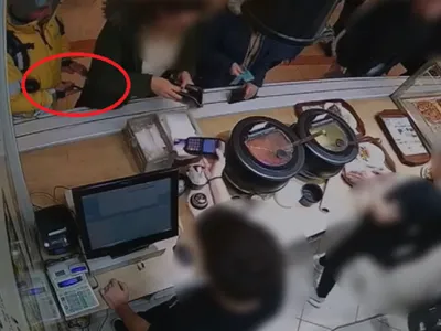 Un bprbat a fost prins în timp ce fura un telefon mobil Foto: Captură video camere de supraveghere