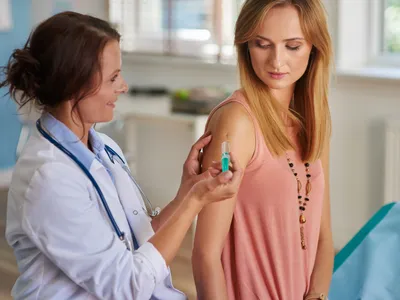 Femeie care se vaccinează - Foto: Magnific.com (Imagine cu rol ilustartiv)