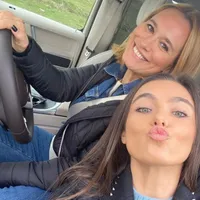 FOTO Fata Andreei Esca, absolventă de relații publice la Londra. 15.000 lire taxele școlare pe an / PROTV