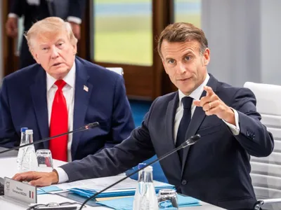 Donald Trump, la Summitul G7, alături de preşedintele Franţei, Emmanuel Macron - Foto: Profimedia Images