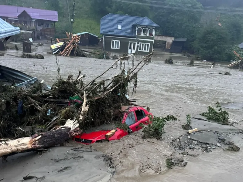 Imagini apocaliptice în Suceava. Viiturile au măturat totul în cale. Au fost trimise elicoptere - Foto: ISU Suceava