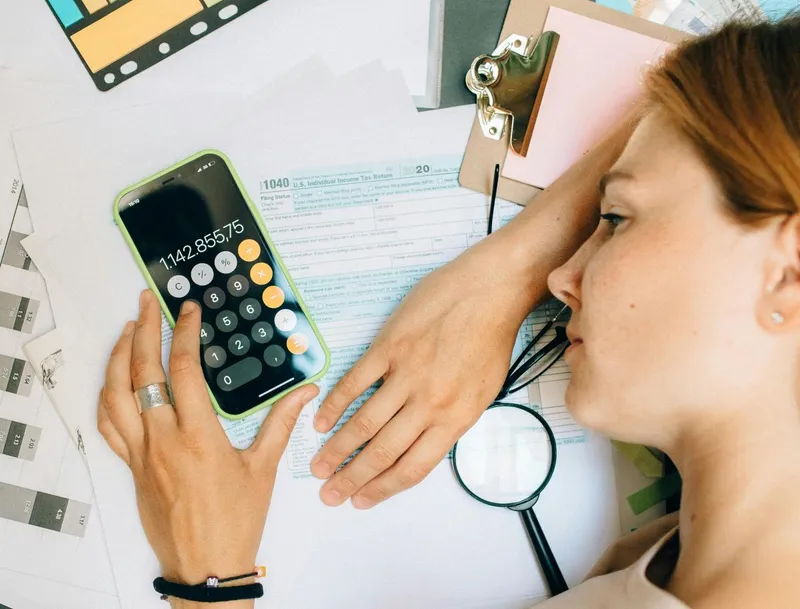 Femeie obosită făc&acirc;nd calcule complicate - Foto: Pexels/Nataliya Vaitkevich