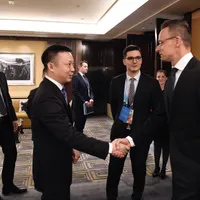 Ministrul de Externe cu reprezentanții Huawei. Sursa: hungarytoday.hu