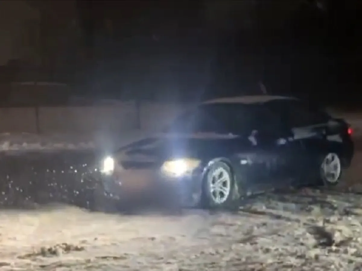 Drifturi pe zăpadă, în miez de noapte, pe străzile din București. Șoferii, amendați și lăsați fără permise