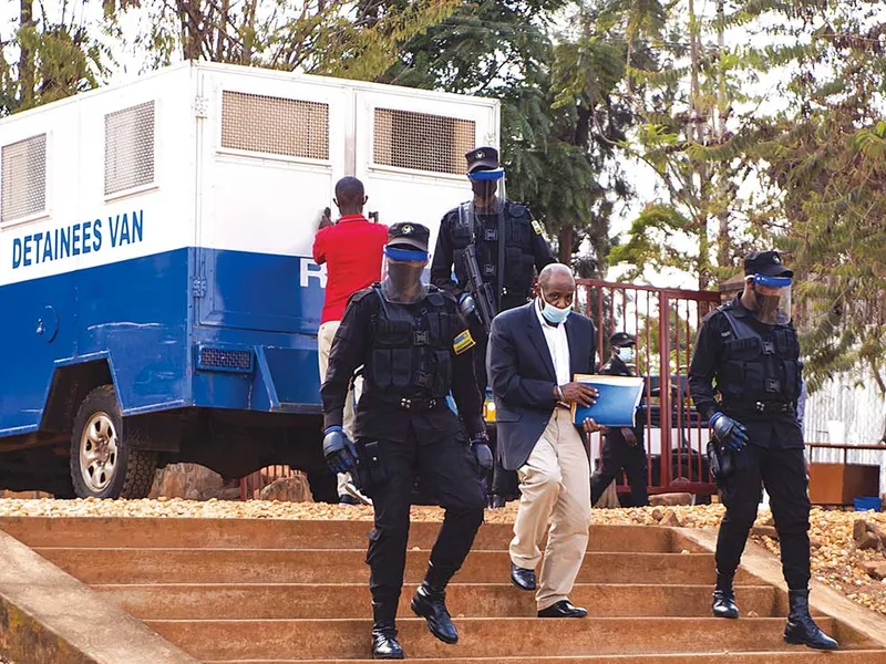 PROCES NEDREPT Paul Rusesabagina (centru) este escortat de ofițeri de poliție la procesul său de la Curtea Kicukiro din Kigali, Rwanda, pe 17 septembrie 2020. Este acuzat de terorism și alte crime - Foto: Getty Images