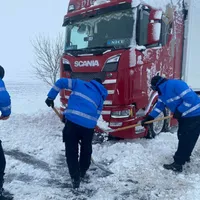 Peste 10 drumuri din Galați și alte cinci județe sunt încă blocate de nămeți de zăpadă. / Foto: Facebook, CNAIR