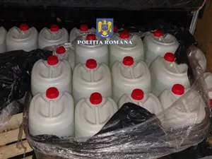 Un bărbat a fost prins pe A1 cu aproape 600 litri de țuică de contrabandă. I s-a confiscat marfa - Foto: IPJ Alba