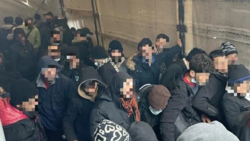 Poliţia ungară a descoperit 103 migranţi ilegali într-un camion românesc/foto: police.hu