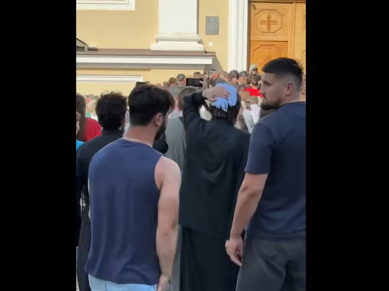 Conflict violent, la Catedrala Mitropolitană din Cernăuți. Mitropolitul Meletie, lovit la cap - Foto: captură video