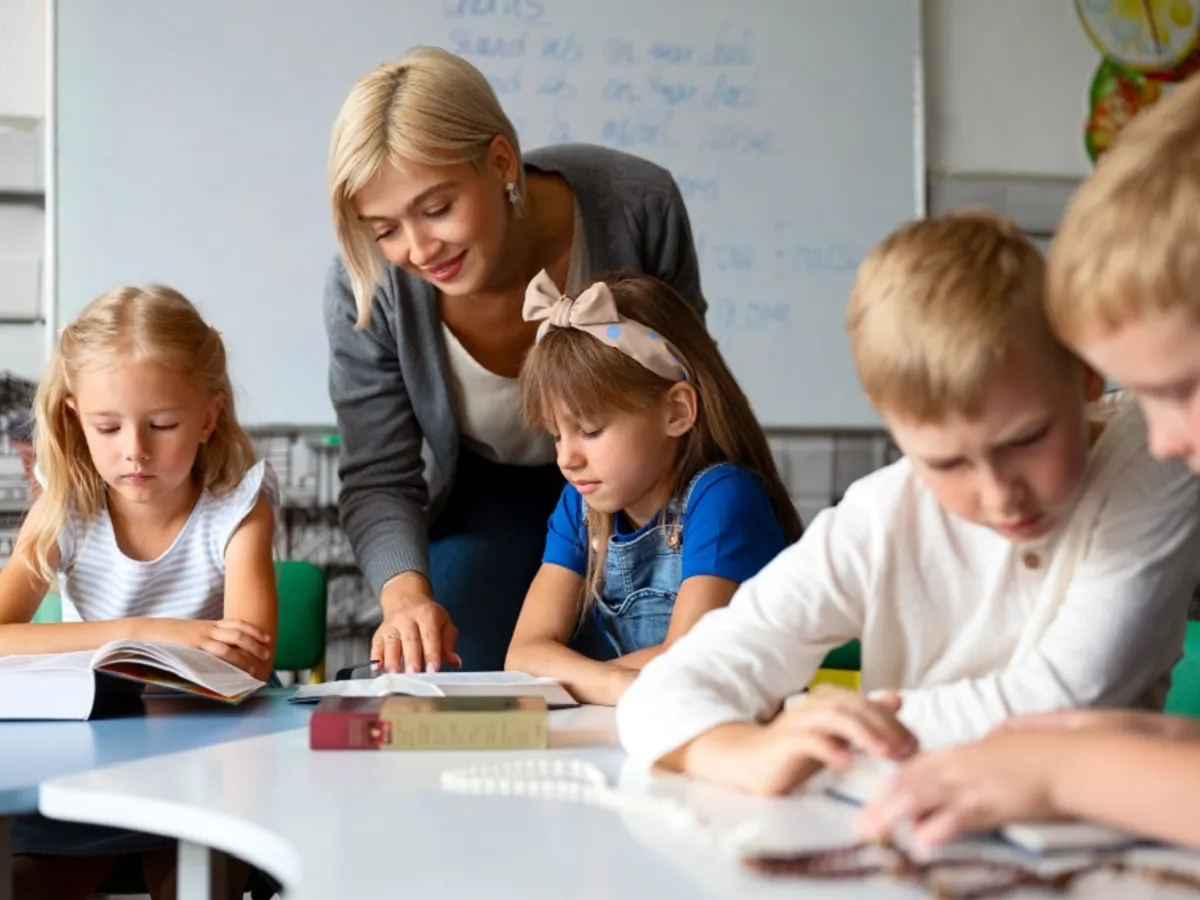 Profesoara le explică elevilor o lecție - Foto: Freepik (rol ilustrativ)
