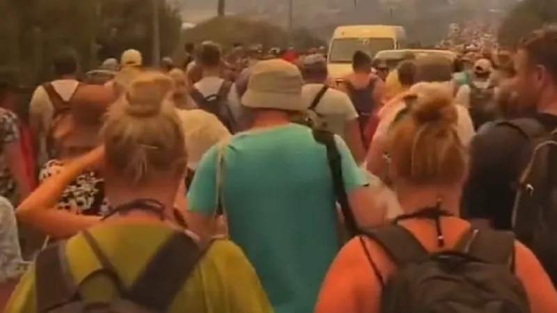 Turiști evacuați din Rodos Foto: captură Twitter