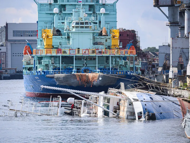 Cel mai nou remorcher s-a răsturnat în dană, la St.Petersburg - Foto: Profimedia Images