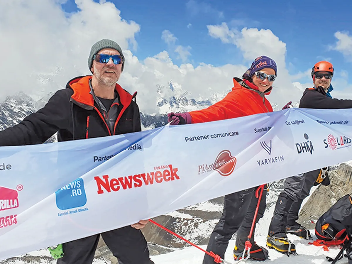 PUNCT CULMINANT Alexandru Tudose (dreapta) și doi camarazi de călătorie - bine ancorați pe vârful Lobuche East (6.119 m). Newsweek România a fost alături de ei până în vârf