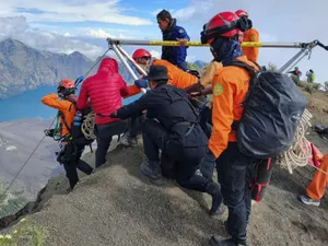 Gestul făcut după ce o femeie s-a prăbușit 300 metri în interiorul unui vulcan activ și a murit! ”Vrem să-i facem dreptate”