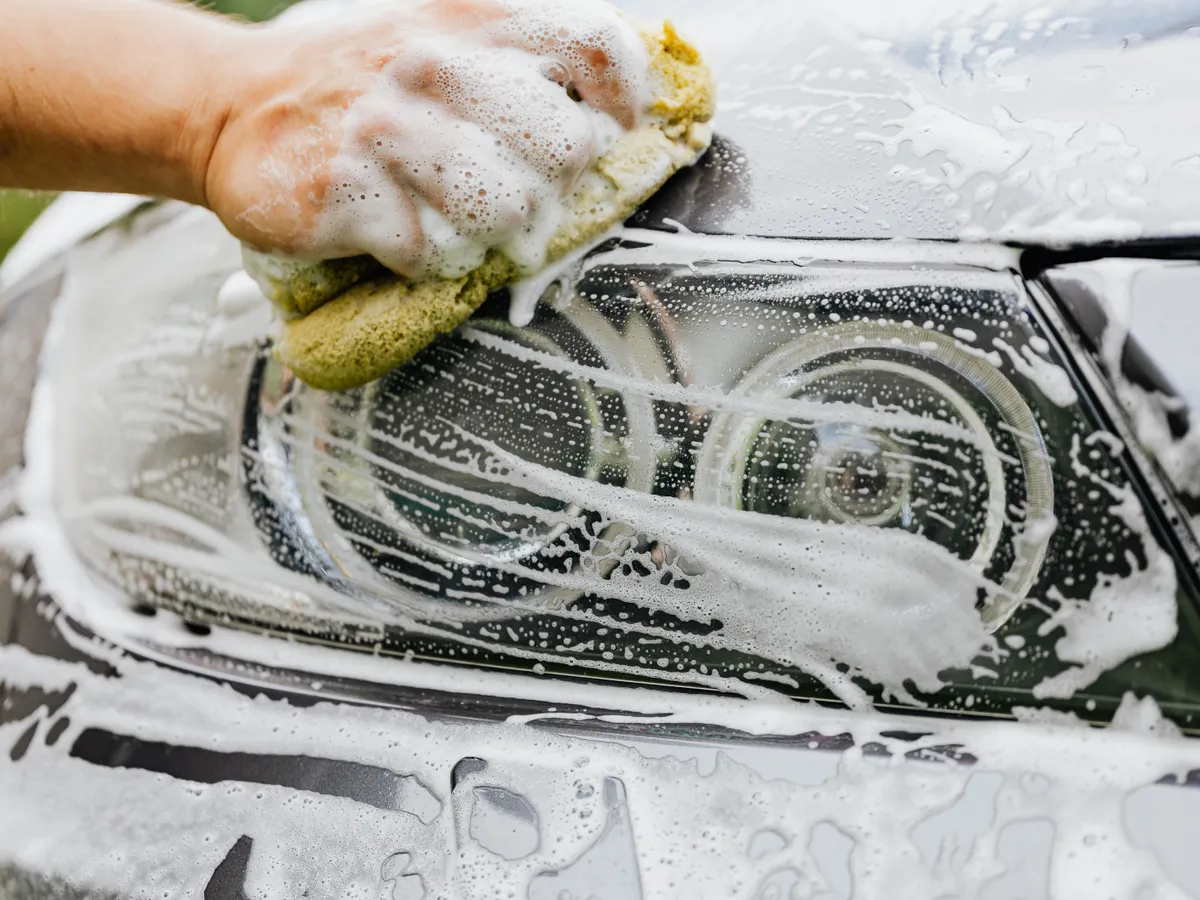 Șoferii pun oțet pe scaunele mașinii. Motivul te va surprinde: la ce folosește, de fapt, trucul viral?