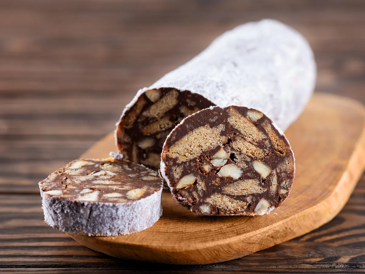 Cum se face un salam de biscuiți. Desertul copilăriei care nu are nevoie de cuptor