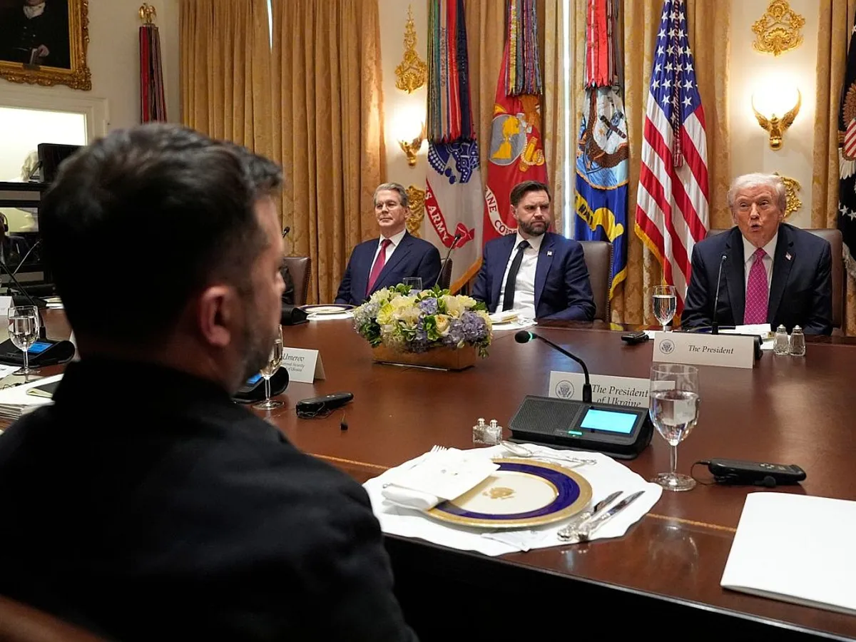 Preşedintele Donald Trump vorbeşte înainte de un dejun cu preşedintele Ucrainei, Volodimir Zelenski - Foto: Profimedia Images