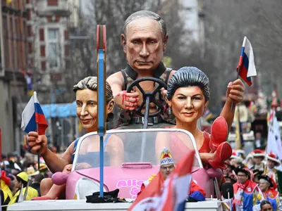 Alegorie care îi vizează pe Alice Weidel (AfD), președintele rus Vladimir Putin și Sahra Wagenknecht, copreședinte al partidului populist Alianța Sahra Wagenknecht (BSW) - Foto: Profimedia Images