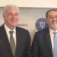 Profesorul  Michel Kazatchkine, cu secretarul de stat Cristian Grasu din cadrul Ministerului Sănătății
