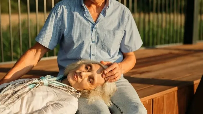 Cuplu în vârstă stând pe o bancă - Foto: Pexels/Anastasia Shuraeva