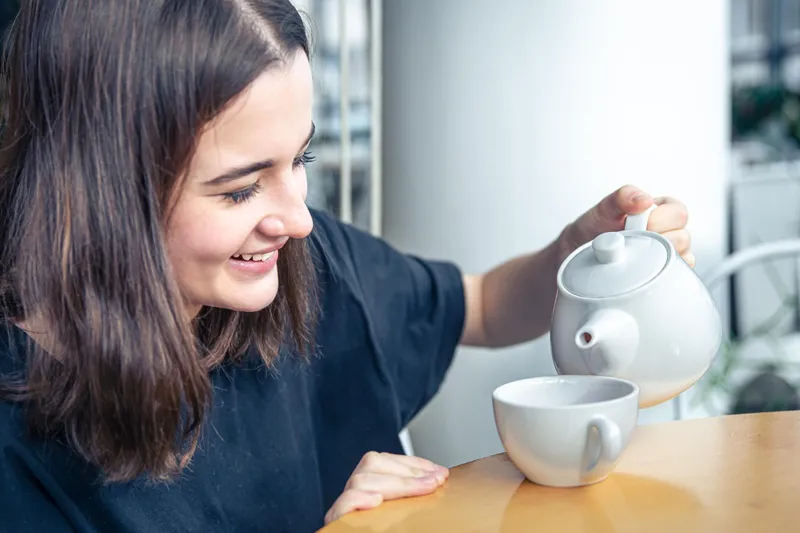 Femeie care bea ceai - Foto: Freepik (Imagine cu rol ilustrativ)