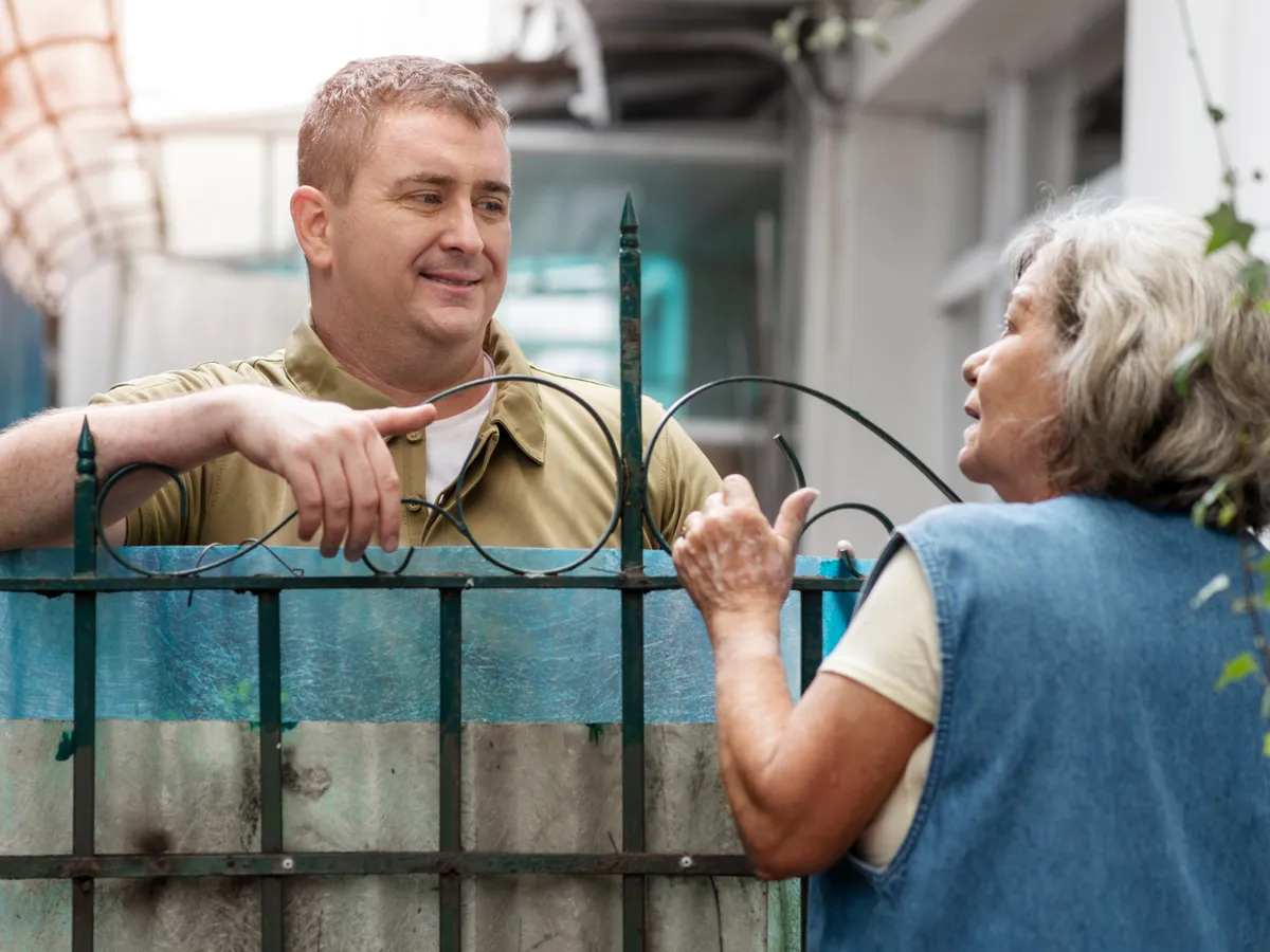 Cine plătește pentru construirea sau repararea gardului dintre vecini? Ce faci dacă vecinul refuză să dea bani