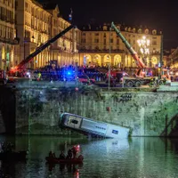 Accident șocant! Un autocar dă cu spatele și cade în râu. Șoferul a fost găsit mort - Foto: Profimedia Images