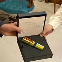 Miniștrii USR PLUS i-au făcut cadou lui Florin Cîțu trei stilouri. FO