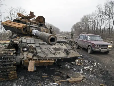 Statul Major General al Ucrainei: Patru tancuri rusești au fost distruse în apropiere de Harkov/FOTO: The Guardian