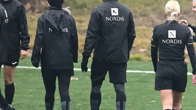 „Cutremur” în fotbalul românesc: Zeci de arbitri, anchetați pentru că au jucat la pariuri - Foto: Prosport