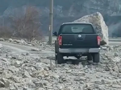 Un segment al DN 27 e închis, din cauza căderilor de stânci. „Șmecherii” trec printre pietre. / Foto: captură video