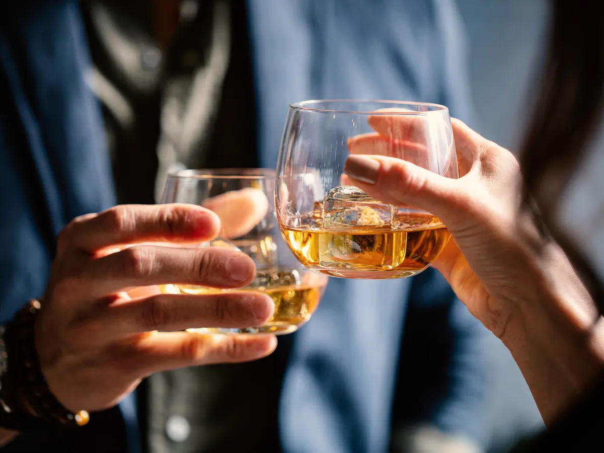 bărbat care ține un pahar cu alcool - Foto: Freepik (rol ilustrativ)