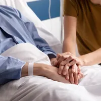 Cu ce temperatură a corpului a ajuns un bărbat la spital, după ce a zăcut pe câmp o zi întreagă? - Foto: Profimedia Images (imagine cu rol ilustrativ)