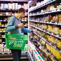 Bărbat într-un supermarket, poză ilustrativă - Foto: Profimedia Images