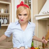 Româncă arestată în Italia. Își mușca partenerul și îi dădea cu oalele cu mâncare în cap - FOTO: Profimedia