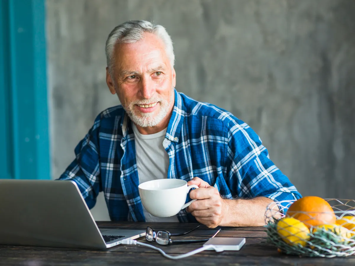 Pensionar muncind chiar și la pensie - Foto: Freepik