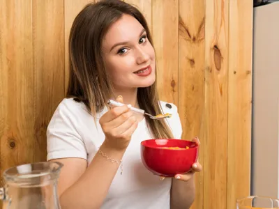Femeie frumoasă care ține un bol roșu în mână - Foto: Freepik (imagine cu rol ilustrativ)