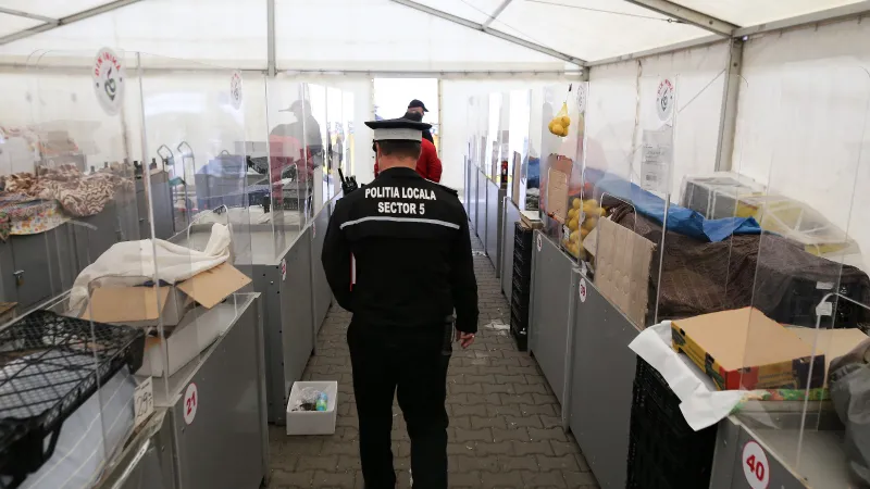 Un polițist local în inspecție în Piața Rahova. Foto: INQUAM PHOTOS/ Sabin Cîrstoveanu