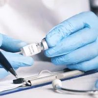 Revistă cu informații false despre vaccinul anti-COVID, distribuită în mai multe localități din țară/FOTO: Pexels