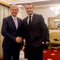 Dacian Cioloș și susținătorul său, președintele Franței, Emanuel Macron Foto: Facebook
