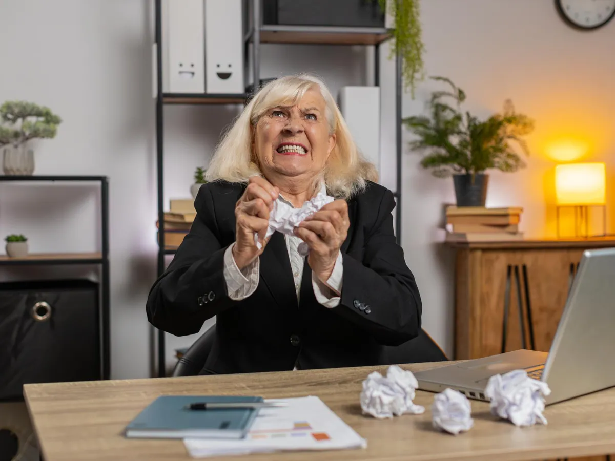 Pensionară nemulțumită la pensie - Foto: Freepik